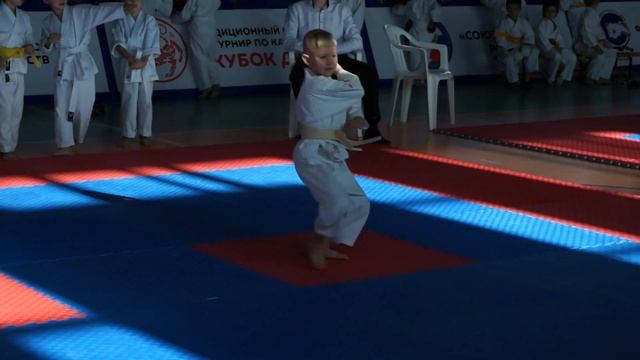 Чемпион по ката каратэ 6 лет. Лучше, чем Махиро Такано! смотреть онлайн