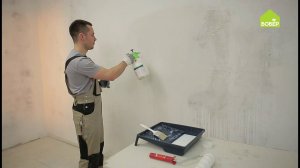 Грунтуем стены при помощи садового распылителя