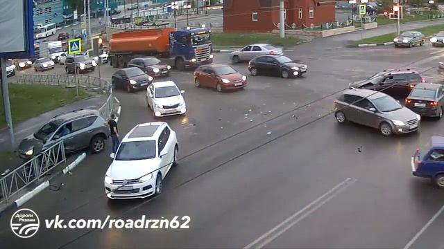 ? ДТП в Рязани "УБЕДИСЬ И ПРОПУСТИ!" ? (ул.Циолковского - пр-д Яблочкова) смотреть онлайн