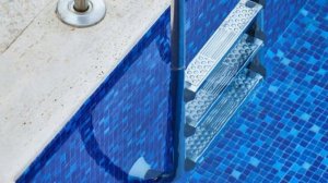 Девочка утонула в бассейне