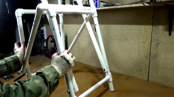 РАСКЛАДНОЙ СТУЛ ДЛЯ РЫБАЛКИ ИЗ ПВХ ТРУБЫ СВОИМИ РУКАМИ! КАК СДЕЛАТЬ КРЕСЛО ДЛЯ РЫБАЛКИ!