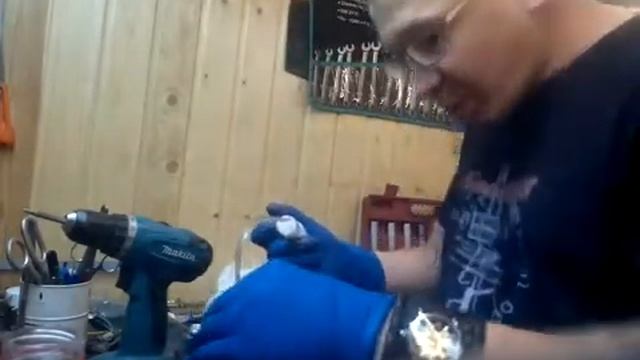 Добавление электролита и обслуживание мото аккумулятора сухозаряженного смотреть онлайн