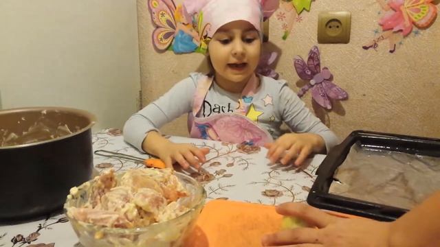 Лера готовит запеченную картошку с курицей смотреть онлайн