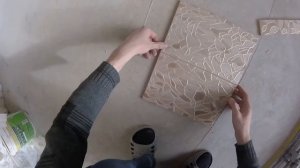 Плитку рельефную режу и подравниваю