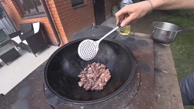 Куриные сердечки с печенью в казане смотреть онлайн