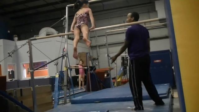 Занятия на брусьях в детской спортивной школе