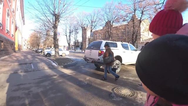 Идём к врачу. Она любит здесь погавкать#прогулка#продукты#обзор#Ессентуки смотреть онлайн
