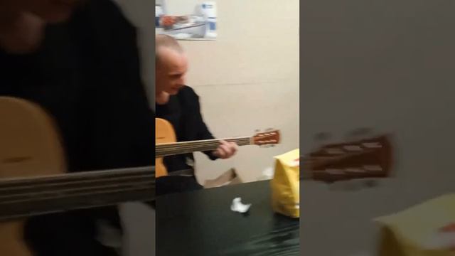 Любите девушки простых романтиков (Зосин поёт песню группы Браво, Садилов на бонге) смотреть онлайн
