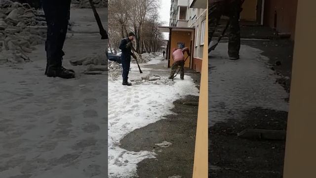 Ручная уборка наледи и снега. смотреть онлайн