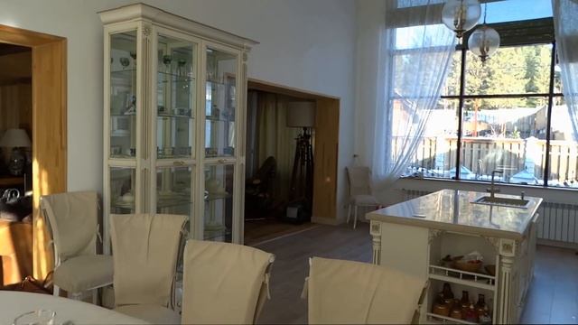Видеообзор классического кухонного гарнитура в загородном доме смотреть онлайн
