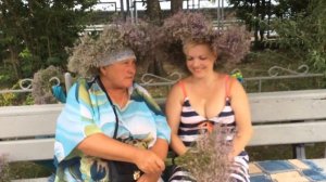 Бабка с травой из Коктебеля