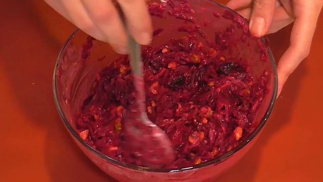 Салат из  свеклы с  черносливом и грецкими орехами! Постный салат!