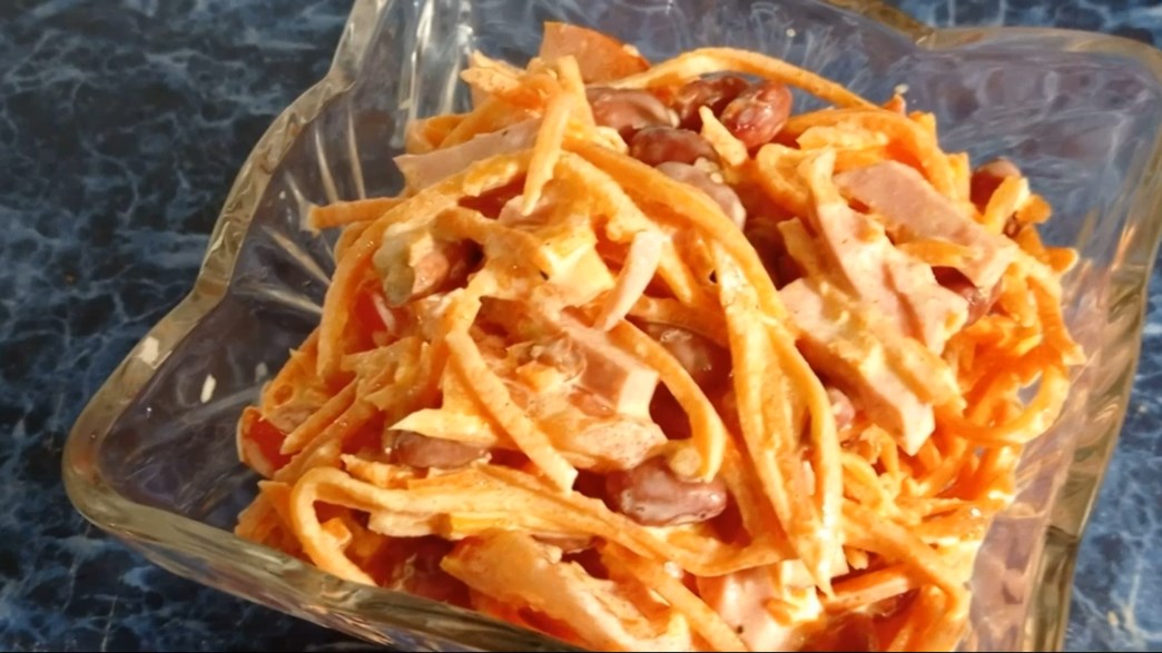 Бесподобный, простой и вкусный салат с фасолью и колбасой. Салат из доступных продуктов на праздник смотреть онлайн