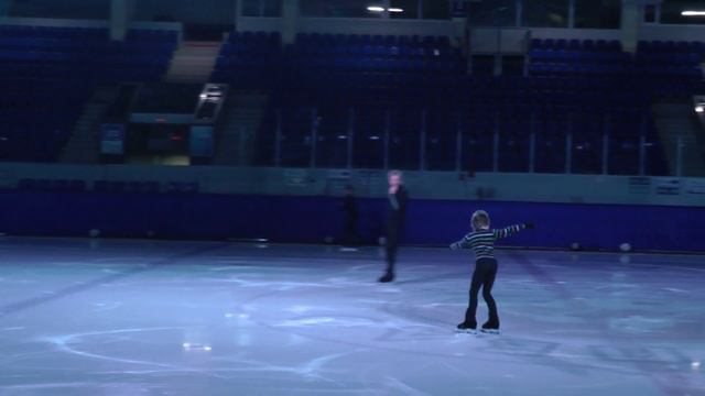 Юный фигурист долго заходит на прыжок. Евгений Плющенко внимательно наблюдает.Ну когда же?)) смотреть онлайн