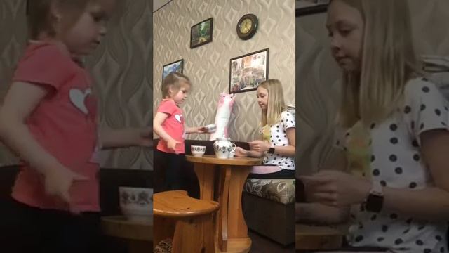 Дети играют в ресторан, пока родители на даче. смотреть онлайн