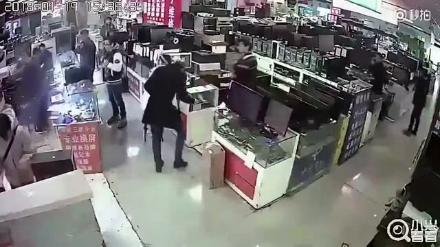 Китаец прокусил аккумулятор для телефона смотреть онлайн