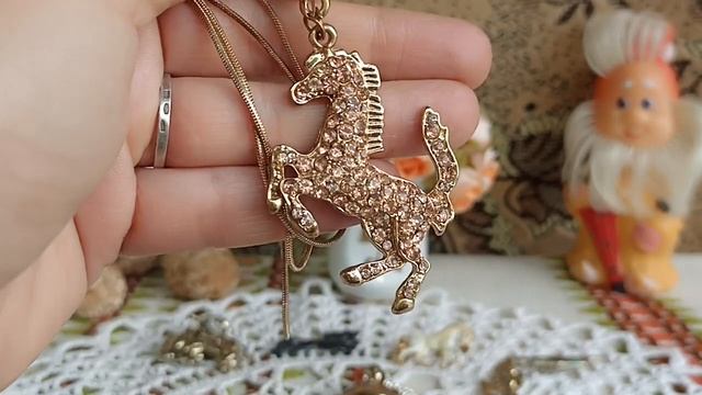 670. Лошади в Бижутерии. смотреть онлайн