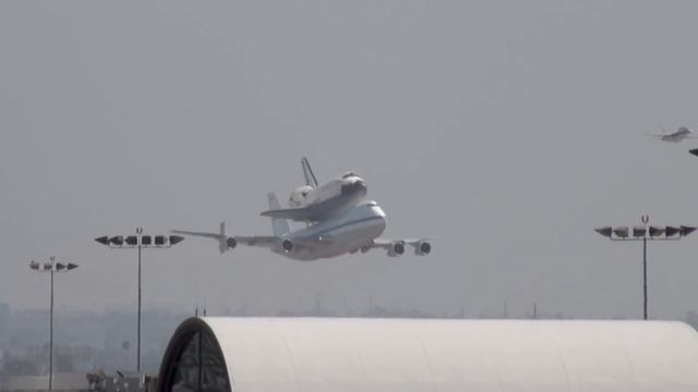 Space Shuttle Endeavour Low Pass Over LAX смотреть онлайн