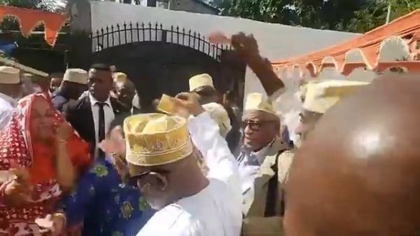 president azali sur la dance.