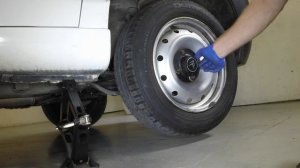 How to change the spare wheel on a Citroen Berlingo / Peugeot Partner (1996-2010)