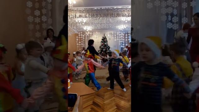 Новогодний хоровод. Песня смотреть онлайн