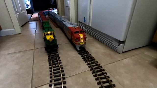 Big Model Trains Cover The Floor Of This House смотреть онлайн