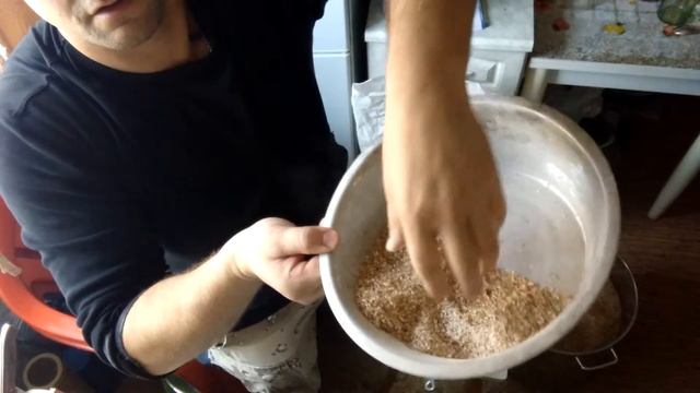 Перемалывание солода на старой мельнице мясорубке. смотреть онлайн