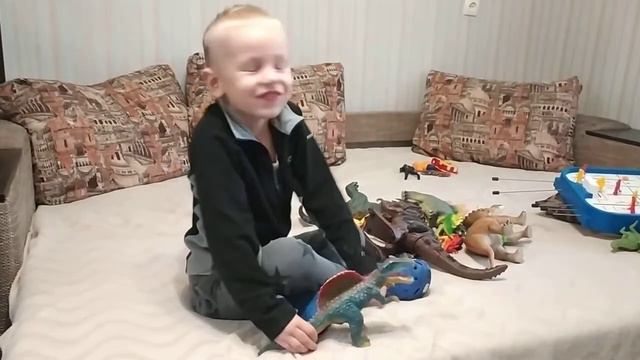 Распаковка Динозавры Никита рассказывает о спинозавр трицератопс спинозавр диплодок смотреть онлайн