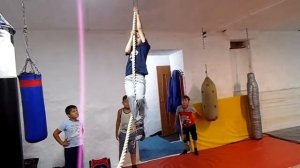 Лазаем по канату для развития силы рук и пальцев (дети 7лет)