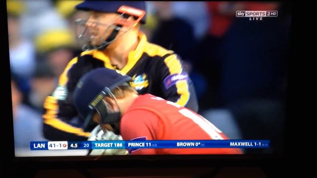 David 'Bumble' Lloyd makes Nasser a nose guard смотреть онлайн