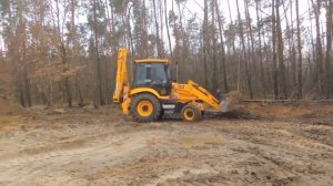 Экскаватор погрузчик JCB 3CX на планировке территории