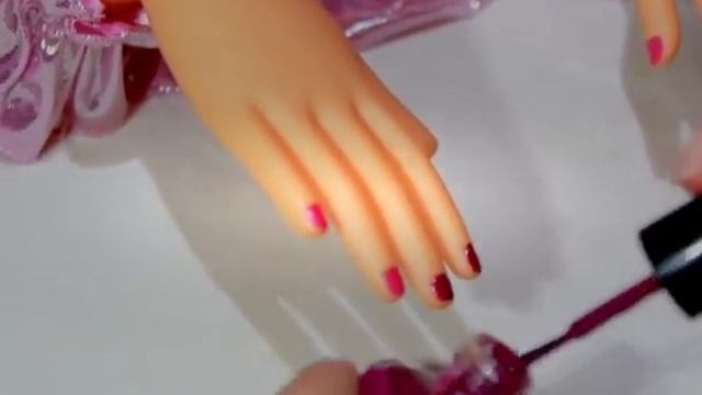 Прическа и маникюр для куклы - Плетем косичку - Barbie Style nail polish do hair смотреть онлайн