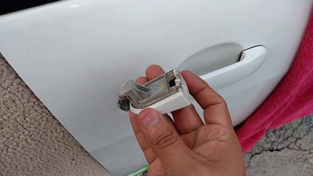 Cómo colocar la manija exterior de la puerta delantera del copiloto de un Tiida, fácil y rápido смотреть онлайн