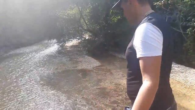 Прогулка по речке в трусах