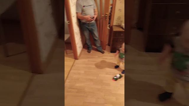 Папа и сын играют в машинку смотреть онлайн