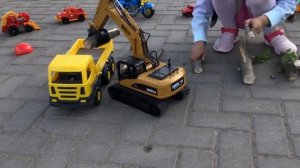 Распаковка Экскаватора На Пульте Управления.Испытываем Детский Экскаватор Погрузчик Huina 1570.