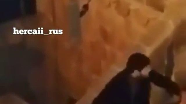 Это Азизе держит пистолет над головой Мирана смотреть онлайн