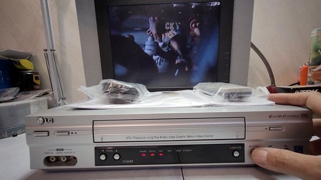 VIDEOREGISTRATORE VHS LG LV4685 NUOVO EX VETRINA NEGOZIO CON DOTAZIONE ORIGINALE COMPLETA SIGILLATA смотреть онлайн