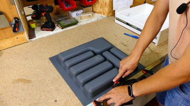 Як підрізати та встановити кухонний лоток для ложок та вилок смотреть онлайн