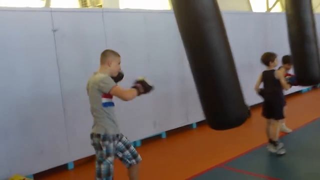 Бокс.Левой оттяг назад "двойка в голову" смотреть онлайн