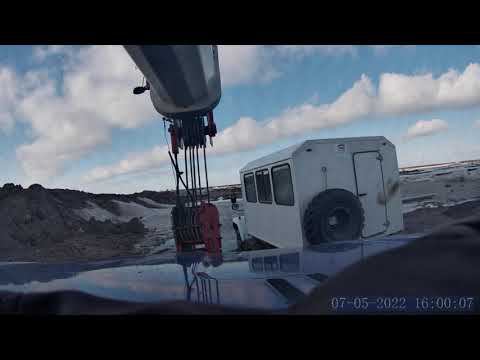 автокран и весеннее небо