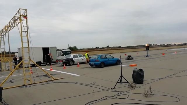 Mitsubishi colt 1.6 vs Chevrolet Caprice 5.0 смотреть онлайн