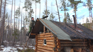 Медведь в фотоловушке. Ремонт избушки.