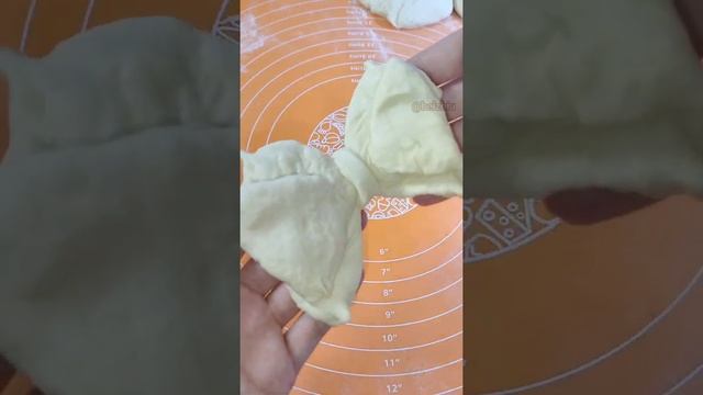 Придаём булочкам форму бантика ?#рецепты #выпечка #булочки смотреть онлайн