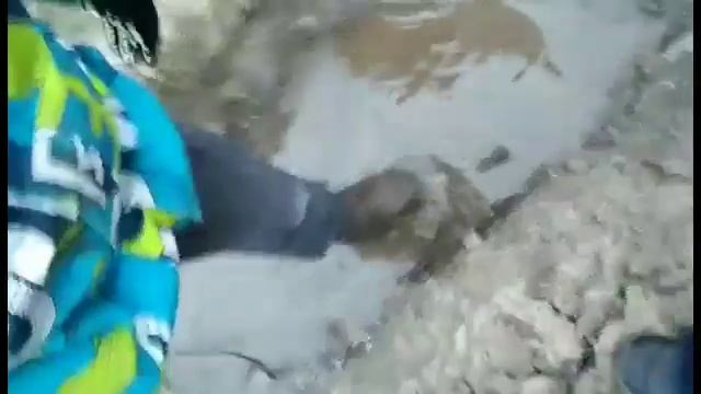 Мальчик провалился под лёд в грязь) смотреть онлайн
