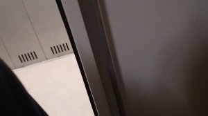 Как открыть и ЗАКРЫТЬ малую створку грузопассажирского лифта