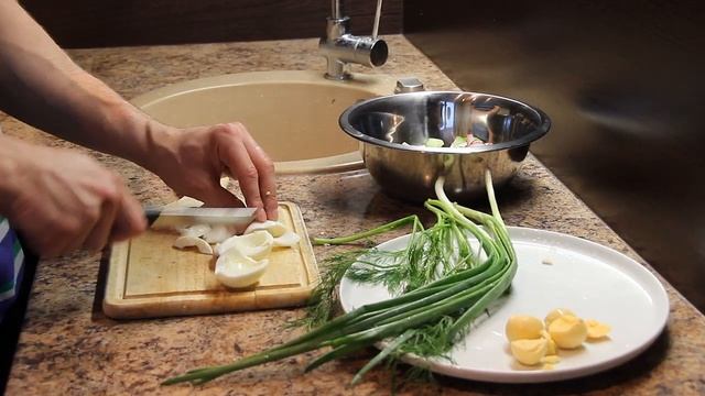 Как приготовить окрошку на кефире, диетический рецепт смотреть онлайн