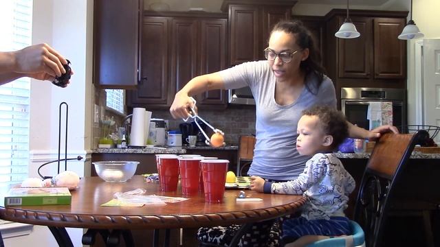 Making Easter Eggs with Mommy смотреть онлайн