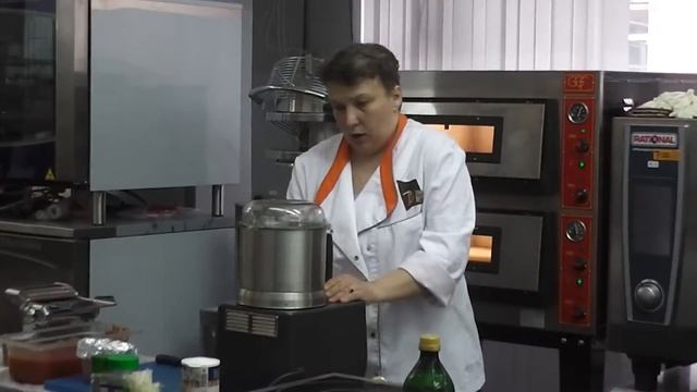 Подготавливаем томатный соус для пиццы смотреть онлайн