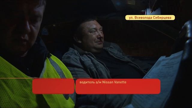 Водитель микроавтобуса влетел в столб уличного освещения смотреть онлайн